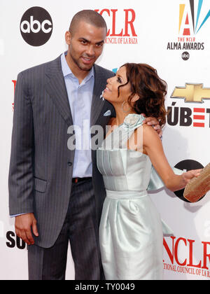 L'attrice Eva Longoria arriva con il suo fidanzato, San Antonio Spurs' giocatore di basket Tony Parker per ospitare la nastratura del 2007 Consiglio Nazionale di La Raza ALMA Awards a Pasadena, in California il 1 giugno 2007. La alma Awards sono pianificati per l'aria 5 giugno sulla rete della televisione di ABC. (UPI foto/Jim Ruymen) Foto Stock