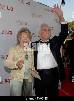 Attore Kirk Douglas e sua moglie Anne arriva a la nastratura della American Film Institute's Life Achievement Award gala in onore di attore Al Pacino con il trentacinquesimo AFI Lifetime Achievement Award a Los Angeles il 7 giugno 2007. (UPI foto/Jim Ruymen) Foto Stock