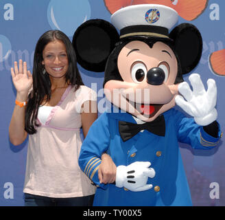 Ex Miss Universo Dayanara Torres arriva per la celebrità anteprima della ricerca di Nemo viaggio sottomarino attrazione a Disneyland Park di Anaheim, in California, il 10 giugno 2007. (UPI foto/Jim Ruymen) Foto Stock