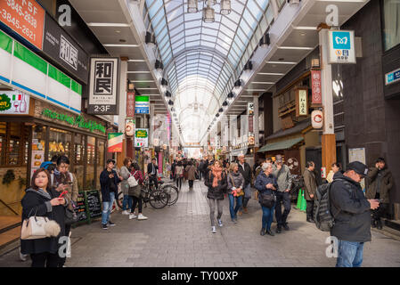 Tokyo, Giappone - Marrch 24, 2019: Arcade gremita di turisti e di gente del posto nel Tempio di Asakusa, un quartiere di Tokyo, famoso per la Sensō-ji tempio buddista. Foto Stock