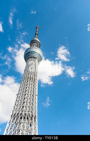 Tokyo, Giappone - 24 Marzo 2019: vista della Tokyo Skytree torre contro il cielo blu con nuvole Foto Stock