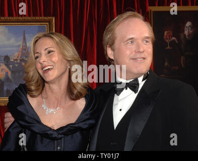 Brad Bird, il regista e sceneggiatore della Pixar animated motion picture "Ratatouille", assiste la premiere del film con la moglie Elizabeth Canney a Grauman's Chinese Theater nella sezione di Hollywood di Los Angeles il 22 giugno 2007. (UPI foto/Jim Ruymen) Foto Stock