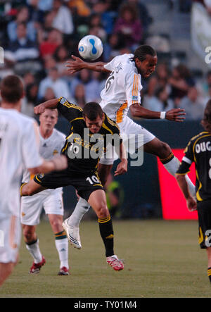 Los Angeles Galaxy Kyle Veris (R) e Columbus Crew Alejandro Moreno (L) tentare di testa la sfera durante il primo semestre al Home Depot Center di Carson, la California il 23 giugno 2007. (UPI Photo/ Phil McCarten) Foto Stock
