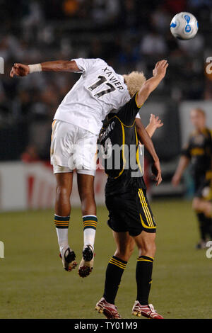 Columbus Crew avanti Alejandro Moreno (R) e Los Angeles Galaxy defender Abel Xavier (L) salto di testa la sfera durante la seconda metà di un match al Home Depot Center di Carson, la California il 23 giugno 2007. Columbus battere Los Angeles 3-2. (UPI Photo/ Phil McCarten) Foto Stock