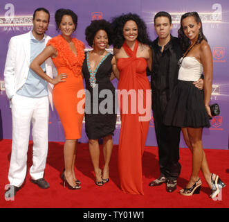 Cantante e attrice Diana Ross (4th-L) arriva con i suoi bambini Ross Arne Naess, attrice Tracee Ellis Ross, Rhonda Ross Kendrick (Ross), Evan Ross e Chudney Ross al 2007 BET Awards a Los Angeles il 26 giugno 2007. Diana Ross è stato onorato con il Lifetime Achievement Award. (UPI foto/Jim Ruymen) Foto Stock