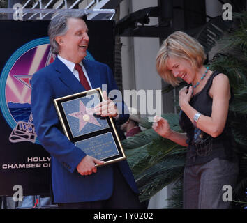 Music mogul e California's ex tenente Governatore Mike cordolo (L) condivide un momento con il cantante Debby Boone durante una cerimonia in onore di lui con una stella sulla Hollywood Walk of Fame a Los Angeles il 29 giugno 2007. (UPI foto/Jim Ruymen) Foto Stock