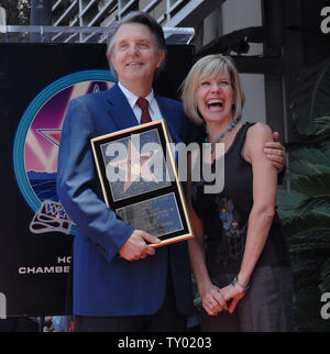 Music mogul e California's ex tenente Governatore Mike cordolo (L) condivide un momento con il cantante Debby Boone durante una cerimonia in onore di lui con una stella sulla Hollywood Walk of Fame a Los Angeles il 29 giugno 2007. (UPI foto/Jim Ruymen) Foto Stock