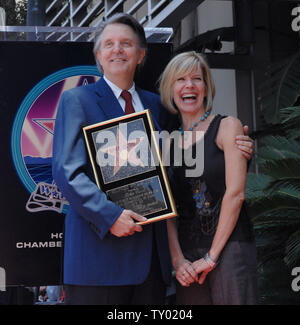 Music mogul e California's ex tenente Governatore Mike cordolo (L) condivide un momento con il cantante Debby Boone durante una cerimonia in onore di lui con una stella sulla Hollywood Walk of Fame a Los Angeles il 29 giugno 2007. (UPI foto/Jim Ruymen) Foto Stock