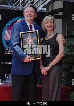 Music mogul e California's ex tenente Governatore Mike cordolo (L) condivide un momento con il cantante Debby Boone durante una cerimonia in onore di lui con una stella sulla Hollywood Walk of Fame a Los Angeles il 29 giugno 2007. (UPI foto/Jim Ruymen) Foto Stock