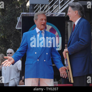 Music mogul e California's ex tenente Governatore Mike cordolo (R) guarda come cantante Pat Boone reagisce durante una cerimonia in onore di frenare con una stella sulla Hollywood Walk of Fame a Los Angeles il 29 giugno 2007. (UPI foto/Jim Ruymen) Foto Stock