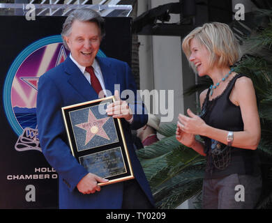 Music mogul e California's ex tenente Governatore Mike cordolo (L) condivide un momento con il cantante Debby Boone durante una cerimonia in onore di lui con una stella sulla Hollywood Walk of Fame a Los Angeles il 29 giugno 2007. (UPI foto/Jim Ruymen) Foto Stock