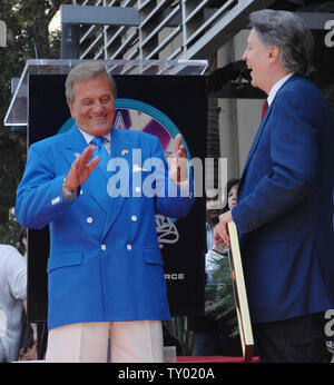 Music mogul e California's ex tenente Governatore Mike cordolo (R) guarda come cantante Pat Boone reagisce durante una cerimonia in onore di frenare con una stella sulla Hollywood Walk of Fame a Los Angeles il 29 giugno 2007. (UPI foto/Jim Ruymen) Foto Stock