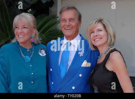 Pat Boone (C) sorrisi per i fotografi con sua moglie Shirley (L) e la loro figlia Debby durante una cerimonia di inaugurazione di onorare la musica mogul e California's ex tenente Governatore Mike cordolo (R) con il 2,341st stella sulla Hollywood Walk of Fame a Los Angeles il 29 giugno 2007. (UPI foto/Jim Ruymen) Foto Stock