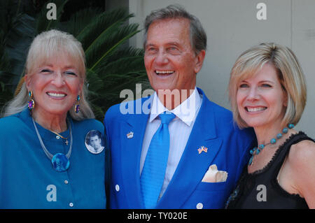 Pat Boone (C) sorrisi per i fotografi con sua moglie Shirley (L) e la loro figlia Debby durante una cerimonia di inaugurazione di onorare la musica mogul e California's ex tenente Governatore Mike cordolo (R) con il 2,341st stella sulla Hollywood Walk of Fame a Los Angeles il 29 giugno 2007. (UPI foto/Jim Ruymen) Foto Stock