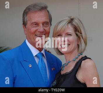 Pat Boone (L) e sua figlia Debby Boone sorriso per i fotografi durante una cerimonia di inaugurazione di onorare la musica mogul e California's ex tenente Governatore Mike cordolo (R) con il 2,341st stella sulla Hollywood Walk of Fame a Los Angeles il 29 giugno 2007. (UPI foto/Jim Ruymen) Foto Stock