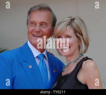 Pat Boone (L) e sua figlia Debby Boone sorriso per i fotografi durante una cerimonia di inaugurazione di onorare la musica mogul e California's ex tenente Governatore Mike cordolo (R) con il 2,341st stella sulla Hollywood Walk of Fame a Los Angeles il 29 giugno 2007. (UPI foto/Jim Ruymen) Foto Stock