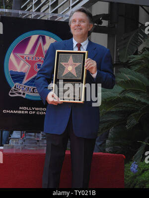 Music mogul e California's ex tenente Governatore Mike cordolo (R) detiene una placca di replica durante una cerimonia di inaugurazione in onore di frenare con una stella sulla Hollywood Walk of Fame a Los Angeles il 29 giugno 2007. (UPI foto/Jim Ruymen) Foto Stock