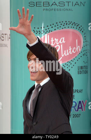 Membro del cast Zac Efron assiste la premiere del motion picture commedia musicale "Hairspray' a Los Angeles il 10 luglio 2007. Il film, un adattamento cinematografico del Tony Award-winning Broadway produzione, apre negli Stati Uniti il 20 luglio. (UPI foto/Jim Ruymen) Foto Stock