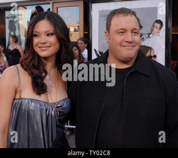 Membro del cast Kevin James (L) e sua moglie Steffiana De La Cruz assistere alla premiere di Motion Picture commedia "Ora lo pronuncio mandrino e Larry' in città universale, California il 12 luglio 2007. (UPI foto/Jim Ruymen) Foto Stock