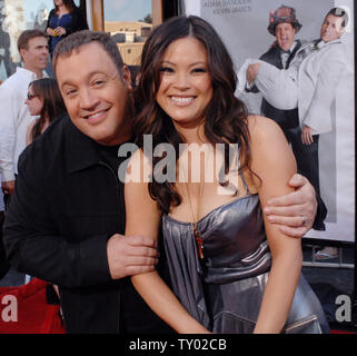 Membro del cast Kevin James (L) e sua moglie Steffiana De La Cruz assistere alla premiere di Motion Picture commedia "Ora lo pronuncio mandrino e Larry' in città universale, California il 12 luglio 2007. (UPI foto/Jim Ruymen) Foto Stock