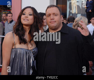 Membro del cast Kevin James (L) e sua moglie Steffiana De La Cruz assistere alla premiere di Motion Picture commedia "Ora lo pronuncio mandrino e Larry' in città universale, California il 12 luglio 2007. (UPI foto/Jim Ruymen) Foto Stock