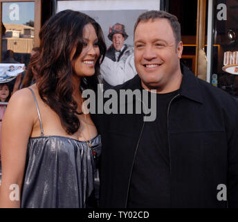 Membro del cast Kevin James (L) e sua moglie Steffiana De La Cruz assistere alla premiere di Motion Picture commedia "Ora lo pronuncio mandrino e Larry' in città universale, California il 12 luglio 2007. (UPI foto/Jim Ruymen) Foto Stock