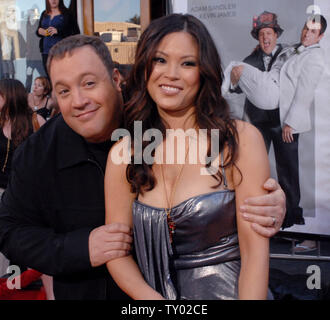 Membro del cast Kevin James (L) e sua moglie Steffiana De La Cruz assistere alla premiere di Motion Picture commedia "Ora lo pronuncio mandrino e Larry' in città universale, California il 12 luglio 2007. (UPI foto/Jim Ruymen) Foto Stock