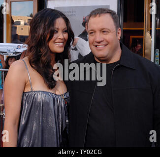 Membro del cast Kevin James (L) e sua moglie Steffiana De La Cruz assistere alla premiere di Motion Picture commedia "Ora lo pronuncio mandrino e Larry' in città universale, California il 12 luglio 2007. (UPI foto/Jim Ruymen) Foto Stock