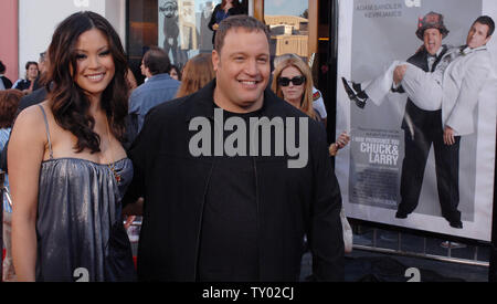 Membro del cast Kevin James (L) e sua moglie Steffiana De La Cruz assistere alla premiere di Motion Picture commedia "Ora lo pronuncio mandrino e Larry' in città universale, California il 12 luglio 2007. (UPI foto/Jim Ruymen) Foto Stock
