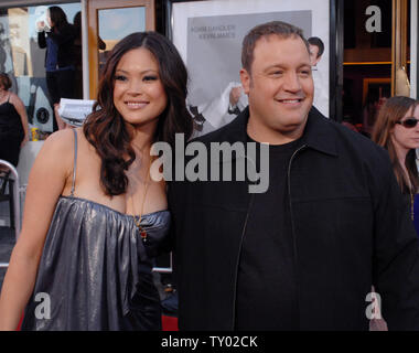 Membro del cast Kevin James (L) e sua moglie Steffiana De La Cruz assistere alla premiere di Motion Picture commedia "Ora lo pronuncio mandrino e Larry' in città universale, California il 12 luglio 2007. (UPI foto/Jim Ruymen) Foto Stock