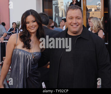 Membro del cast Kevin James (L) e sua moglie Steffiana De La Cruz assistere alla premiere di Motion Picture commedia "Ora lo pronuncio mandrino e Larry' in città universale, California il 12 luglio 2007. (UPI foto/Jim Ruymen) Foto Stock