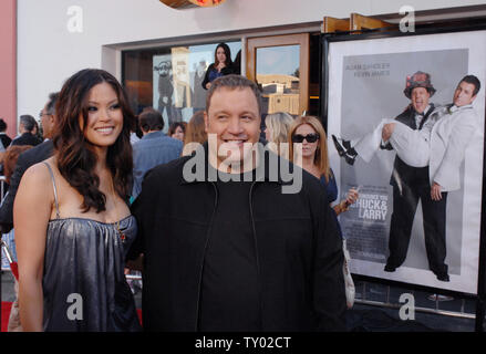 Membro del cast Kevin James (L) e sua moglie Steffiana De La Cruz assistere alla premiere di Motion Picture commedia "Ora lo pronuncio mandrino e Larry' in città universale, California il 12 luglio 2007. (UPI foto/Jim Ruymen) Foto Stock