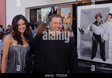 Membro del cast Kevin James (L) e sua moglie Steffiana De La Cruz assistere alla premiere di Motion Picture commedia "Ora lo pronuncio mandrino e Larry' in città universale, California il 12 luglio 2007. (UPI foto/Jim Ruymen) Foto Stock