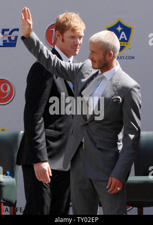 Inglese la star del calcio David Beckham (R), il più recente membro della galassia di Los Angeles soccer team, onde ai tifosi durante una conferenza stampa al Home Depot Center di Carson, la California il 13 luglio 2007. Cerca su è la galassia della LA Presidente e General Manager Alessio Lalas. (UPI foto/Jim Ruymen) Foto Stock