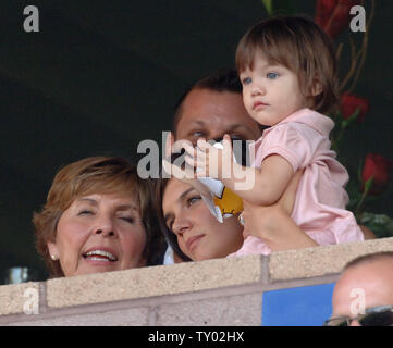 L'attrice Katie Holmes (C) mantiene la figlia Suri Cruise, figlia di Tom Cruise come lei siede in una casella il sedile con la suocera Mary Lee Mapother durante il Chelsea FC vs la galassia, in corrispondenza della serie di mondo di soccer al Home Depot Center di Carson, la California il 21 luglio 2007. Il gioco è il primo per il britannico della sensazione di calcio David Beckham come membro della galassia (UPI foto/Jim Ruymen) Foto Stock