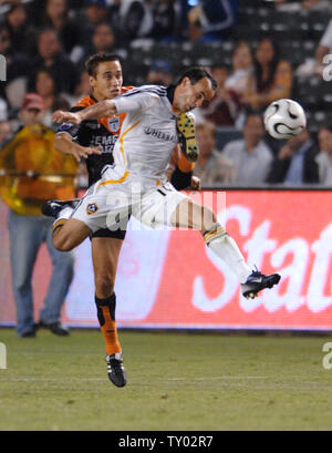 Los Angeles Galaxy centrocampista Landon Donovan (R) capi la sfera come Pachuca avanti Luis Gabriel Rey proviene da dietro durante la seconda metà della loro corrispondenza alla Home Depot Center di Carson, la California il 24 luglio 2007. (UPI Photo/ Phil McCarten) Foto Stock