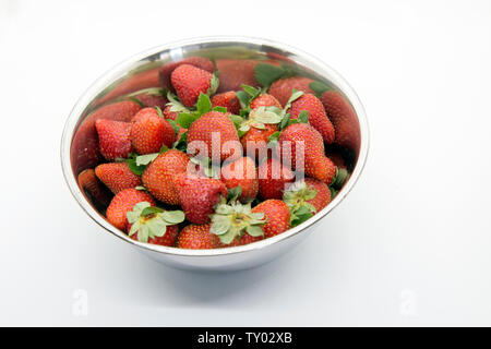 Ciotola piena di rosso Fragole fresche close up su sfondo bianco Foto Stock