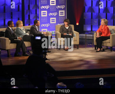 Co-relatori Washington Post editorial board member Jonathan Capehart, musicista Melissa Etheridge, Presidente della campagna di diritti dell'uomo Joe Solmonese, host Margaret Carlson e candidato presidenziale democratico U.S. Il senatore Hillary Clinton (D-NY), a sinistra e a destra, parlare durante la votazione visibile '08: un Forum presidenziale co-sponsorizzato da logo e la campagna di diritti dell'uomo Foundation tenutosi presso il gruppo di produzione Studios di Los Angeles il 9 agosto 2007. (UPI foto/Frank Micelotta/LOGO) Foto Stock