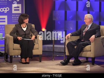 Host Margaret Carlson (L) e candidato presidenziale democratico ex U.S. Il senatore Mike Gravel (D-AK) parlare durante la votazione visibile '08: un Forum presidenziale co-sponsorizzato da logo e la campagna di diritti dell'uomo Foundation tenutosi presso il gruppo di produzione Studios di Los Angeles il 9 agosto 2007. (UPI foto/Frank Micelotta/LOGO) Foto Stock