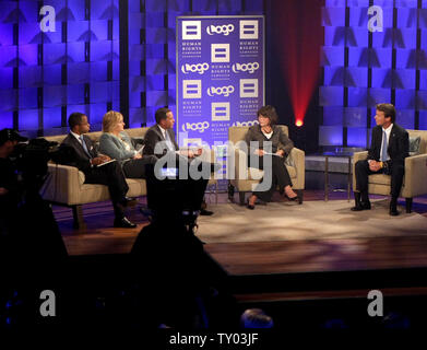 Co-relatori Washington Post editorial board member Jonathan Capehart, musicista Melissa Etheridge, Presidente della campagna di diritti dell'uomo Joe Solmonese, host Margaret Carlson e candidato presidenziale democratico candidato presidenziale democratico ex Senatore John Edwards (D-NC), a sinistra e a destra, parlare durante la votazione visibile '08: un Forum presidenziale co-sponsorizzato da logo e la campagna di diritti dell'uomo Foundation tenutosi presso il gruppo di produzione Studios di Los Angeles il 9 agosto 2007. (UPI foto/Frank Micelotta/LOGO) Foto Stock