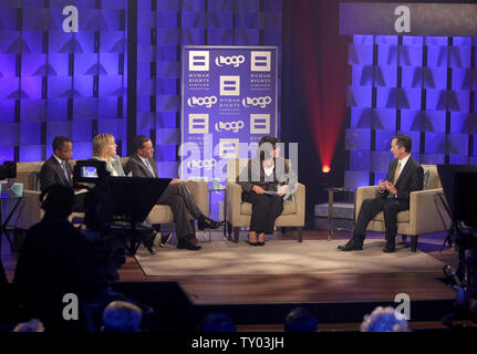 Co-relatori Washington Post editorial board member Jonathan Capehart, musicista Melissa Etheridge, Presidente della campagna di diritti dell'uomo Joe Solmonese, host Margaret Carlson e candidato presidenziale democratico U.S. Sost. Dennis Kucinich (D-OH), a sinistra e a destra, parlare durante la votazione visibile '08: un Forum presidenziale co-sponsorizzato da logo e la campagna di diritti dell'uomo Foundation tenutosi presso il gruppo di produzione Studios il 9 agosto 2007 a Los Angeles, California. (UPI foto/Frank Micelotta/LOGO) Foto Stock