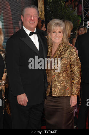 Al Gore e la moglie ribaltabile arrivare alla 59a Primetime Emmy Awards presso lo Shrine Auditorium di Los Angeles il 16 settembre 2007. (UPI foto/Jim Ruymen) Foto Stock