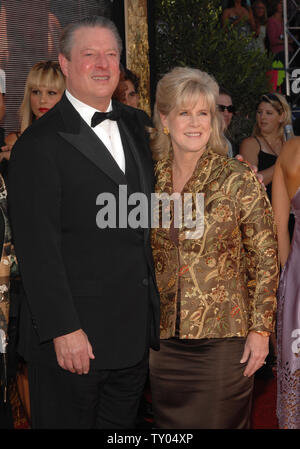 Al Gore e la moglie ribaltabile arrivare alla 59a Primetime Emmy Awards presso lo Shrine Auditorium di Los Angeles il 16 settembre 2007. (UPI foto/Jim Ruymen) Foto Stock