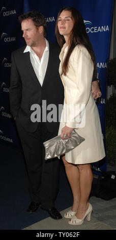 L'attrice Brooke Shields e suo marito Chris Henchy arrivano all'Oceana annuale del Partner Awards Gala in Pacific Palisades, la California il 5 ottobre 2007. Oceana è un'organizzazione dedicata alla protezione e ripristino oceani di tutto il mondo. (UPI foto/Jim Ruymen) Foto Stock