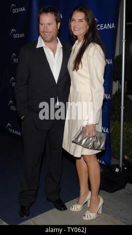 L'attrice Brooke Shields e suo marito Chris Henchy arrivano all'Oceana annuale del Partner Awards Gala in Pacific Palisades, la California il 5 ottobre 2007. Oceana è un'organizzazione dedicata alla protezione e ripristino oceani di tutto il mondo. (UPI foto/Jim Ruymen) Foto Stock