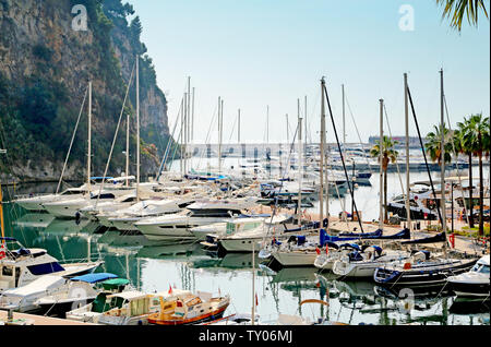 Fontvieille, Monaco - Giugno 13, 2014: yacht e imbarcazioni da diporto nel Porto di Fontvieille Foto Stock