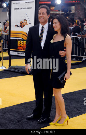 Membro del cast Jerry Seinfeld (L), che presta la sua voce a carattere Barry B. Benson nel movimento animato immagine 'Bee Movie", arriva con la moglie Jessica alla premiere del film a Los Angeles il 28 ottobre 2007. (UPI foto/Jim Ruymen) Foto Stock