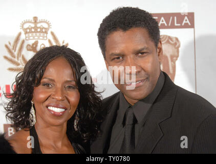 Attore Denzel Washington (R), il destinatario del 2007 Stanley Kubrick Award for Excellence in Film, e la moglie di Pauletta Washington frequentare il BAFTA/la Cunard Britania Awards a Los Angeles il 1 novembre 2007. (UPI Photo/ Phil McCarten) Foto Stock