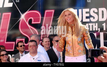 Victoria's Secret supermodel Heidi Klum saluta fan come lei arriva prima Hollywood Historic Trust ha presentato il Victoria's Secret Angeli con il premio di eccellenza della stella sulla Hollywood Boulevard di fronte al Kodak Theatre di Los Angeles il 13 novembre 2007. (UPI foto/Jim Ruymen) Foto Stock