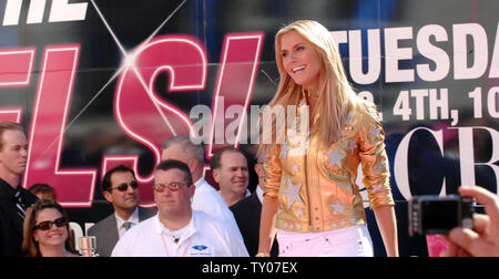 Victoria's Secret supermodel Heidi Klum saluta fan come lei arriva prima Hollywood Historic Trust ha presentato il Victoria's Secret Angeli con il premio di eccellenza della stella sulla Hollywood Boulevard di fronte al Kodak Theatre di Los Angeles il 13 novembre 2007. (UPI foto/Jim Ruymen) Foto Stock